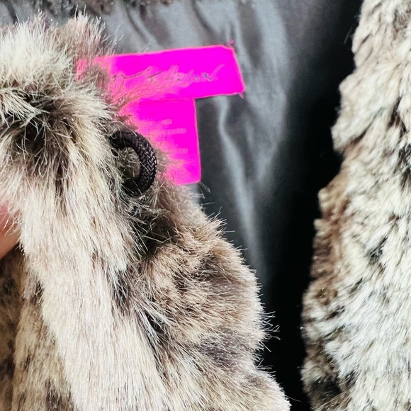 Betsey Johnson Faux Fur Fly Away Vest Size Large MSRP: $68.00 - Picture 6 of 15